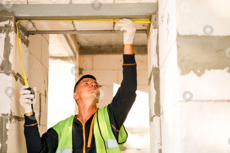 Скачать Застройщик позиционирует потолочный сегмент, готовится к монтажу, координирует работу команды, оказывает техническую помощь, занимается внутренней отделкой, ремонтом, ходом строительства, проверкой объекта. фотосток Ozero