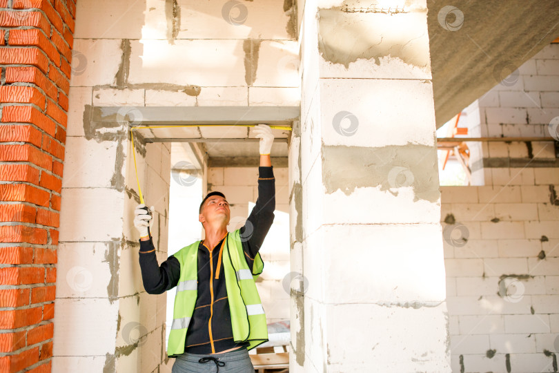 Скачать Строитель монтирует потолочные панели, прикрепляет опоры, технический осмотр, монтаж бригады, проект благоустройства, планирование площадки, действия супервайзера, ход ремонта. фотосток Ozero