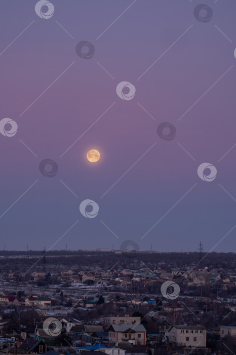 Скачать Полная луна поднимается над сельским городком в сумеречном небе фотосток Ozero
