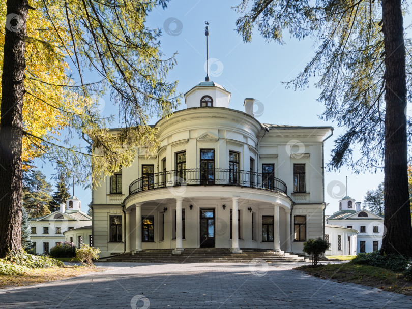 Скачать Главный дом усадьбы Середниково в стиле русского классицизма с полукруглой террасой и бельведером в осеннем парке фотосток Ozero