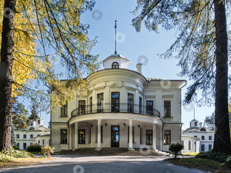 Скачать Парадный фасад главного дома усадьбы Середниково в стиле русского классицизма с полукруглой террасой и бельведером фотосток Ozero