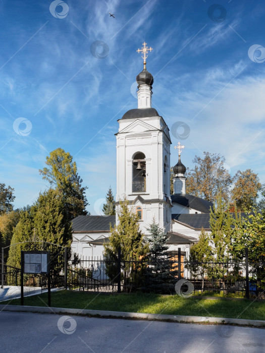 Скачать Белокаменная церковь святителя Алексия митрополита Московского в стиле классицизма в подмосковном Середниково в солнечный день фотосток Ozero