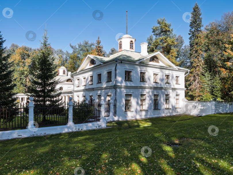 Скачать Двухэтажный белый флигель усадьбы Середниково в обрамлении осеннего парка фотосток Ozero