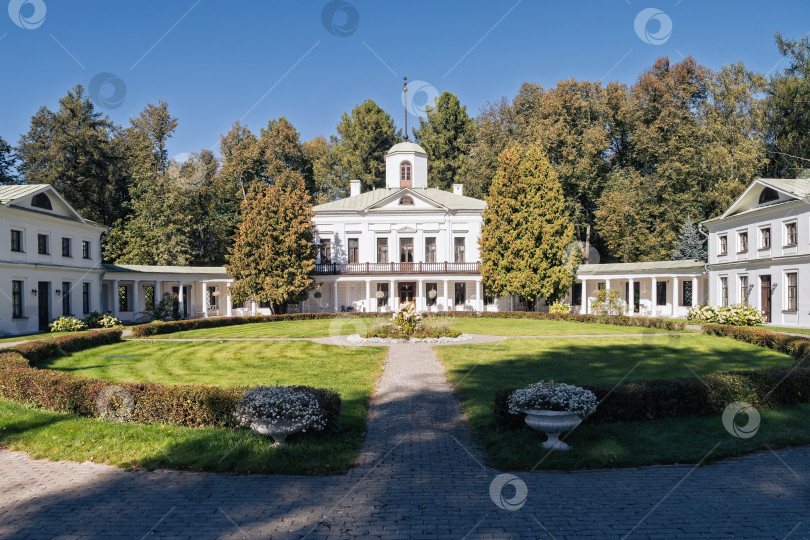 Скачать Усадьба Середниково в Подмосковье — главный дом с флигелями и партерным садом фотосток Ozero