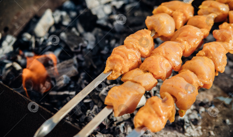 Скачать Свежее мясо для шашлыка, обжаренное на огне. Выбор блюд. Приготовление шашлыка на мангале с дымком. Пикник на природе. Здоровая пища и правильное питание. фотосток Ozero