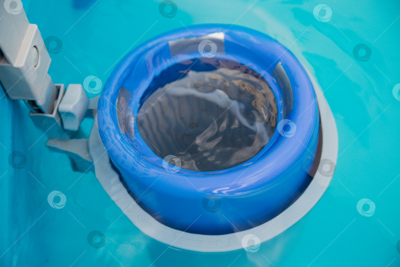 Скачать Очищающий фильтр в чистой воде бассейна. фотосток Ozero