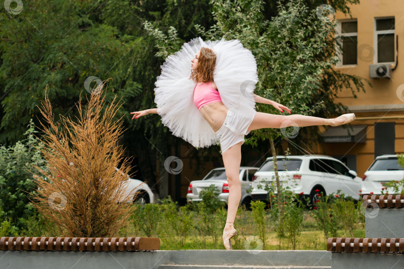 Скачать Балерина танцует на улице фотосток Ozero