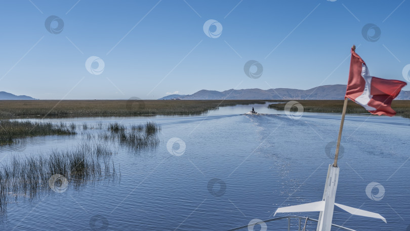 Скачать Лодки плывут по красивому альпийскому озеру. Рябь на голубой воде. фотосток Ozero