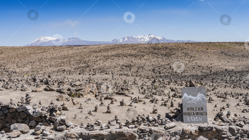 Скачать Высокогорный район. В долине, лишенной растительности, возвышаются каменные пирамиды фотосток Ozero