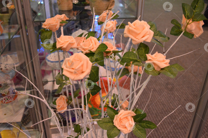 Скачать искусственные розовые розы на выставке фотосток Ozero