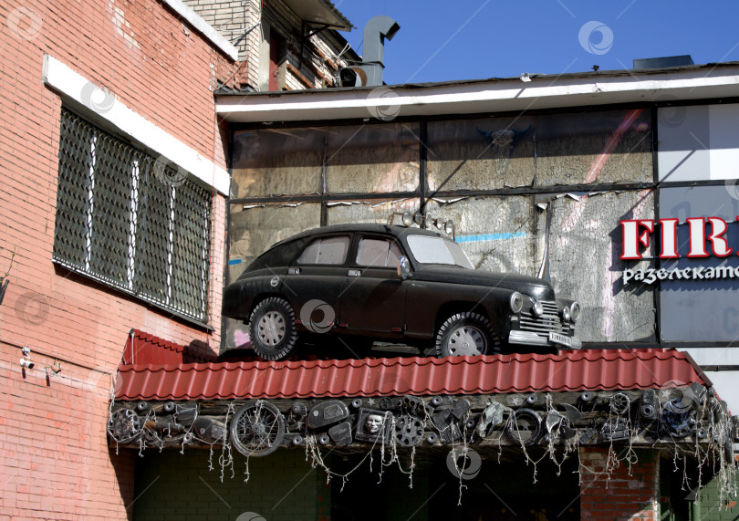 Скачать Ретро автомобиль на козырьке крыльца. фотосток Ozero