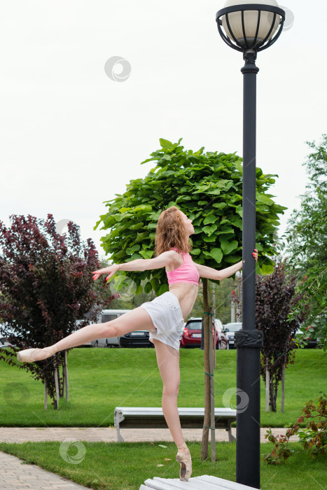 Скачать Балетная девушка танцовщица на открытом воздухе фотосток Ozero