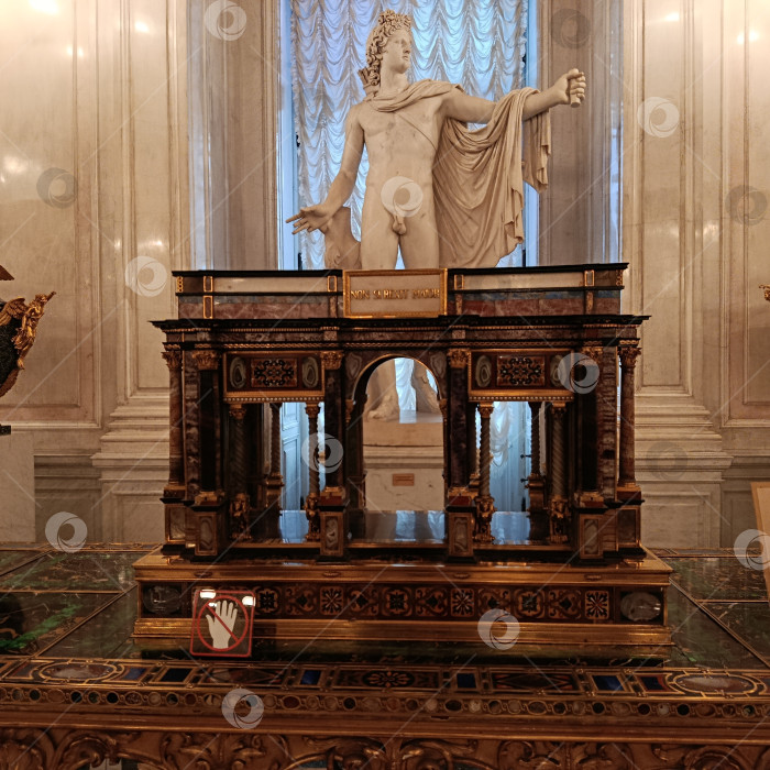 Скачать Камин и скульптура в Эрмитаже фотосток Ozero