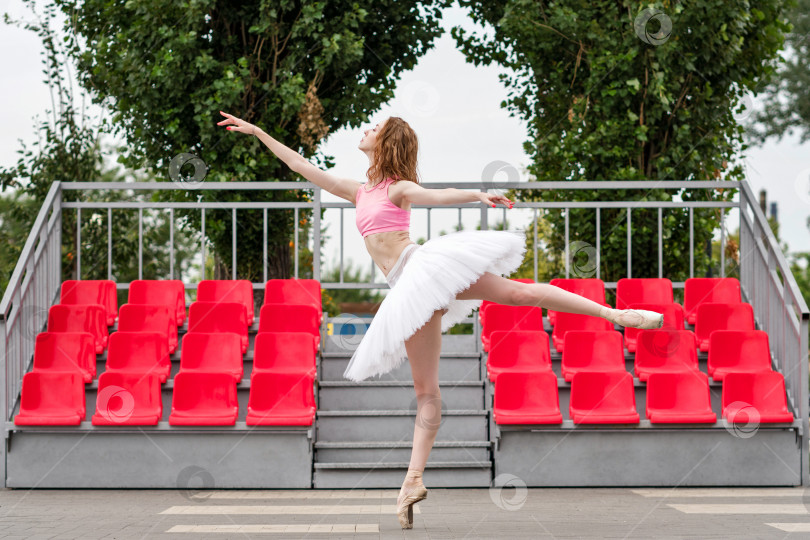 Скачать Балерина танцует на улице фотосток Ozero