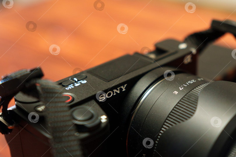 Скачать Тюмень, Россия-01 мая 2025 года: Sony Alpha ZV-E10 II - APS-C фотосток Ozero