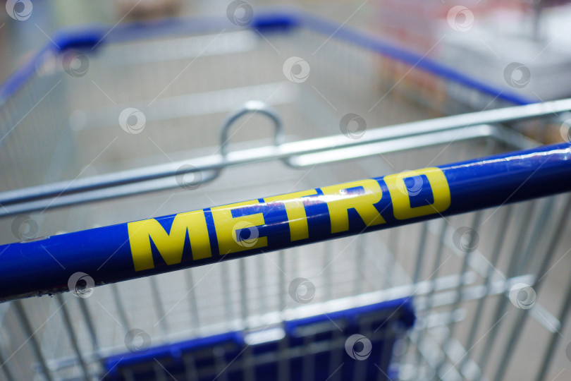 Скачать Тюмень, Россия - 22 мая 2025 года: Магазин Metro Cash and Carry, логотип. Выборочный показ фотосток Ozero
