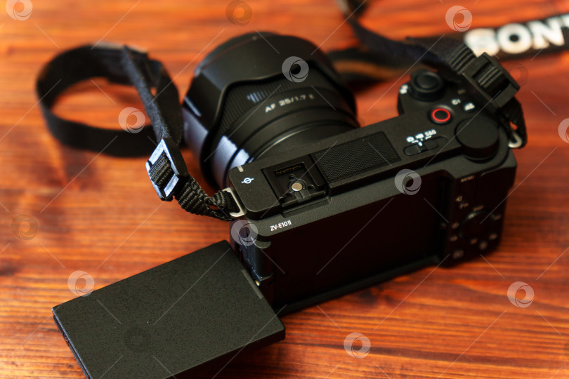 Скачать Тюмень, Россия-01 мая 2025 года: Новая камера Sony Alpha ZV-E10 II - APS-C на деревянном столе. фотосток Ozero