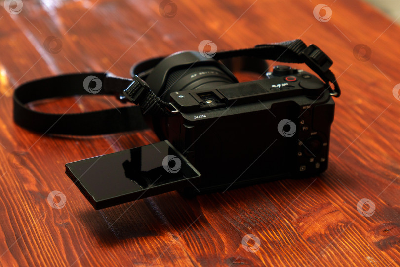 Скачать Тюмень, Россия-01 мая 2025 года: Новая камера Sony Alpha ZV-E10 II - APS-C на деревянном столе. фотосток Ozero