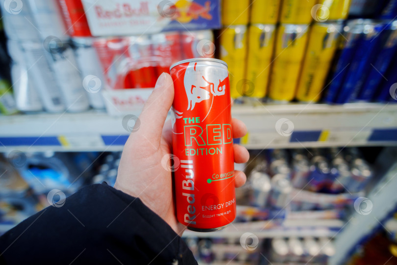 Скачать Тюмень, Россия-01 февраля 2025 года: Может ли Red Bull выпустить Red Edition фотосток Ozero