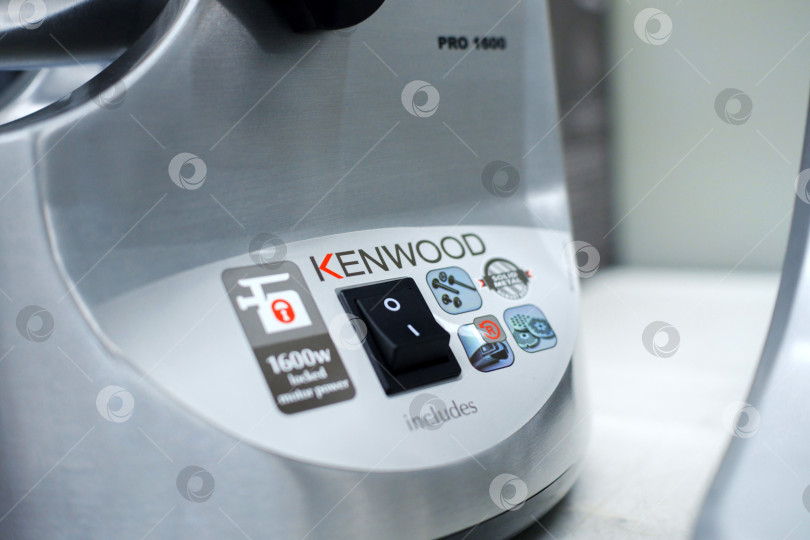 Скачать Тюмень, Россия-22 мая 2025 года: Кухонная техника Kenwood демонстрирует мощность фотосток Ozero