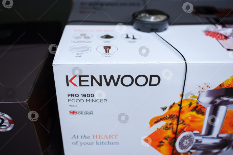 Скачать Тюмень, Россия-22 мая 2025 года: Кухонная техника Kenwood демонстрирует мощность фотосток Ozero