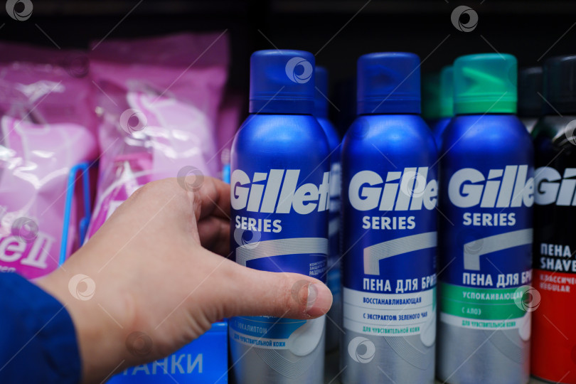 Скачать Тюмень, Россия - 22 мая 2025 г.: Витрина Gillette представлена различными брендами и цветами, демонстрирующими разнообразие, доступное покупателям. фотосток Ozero