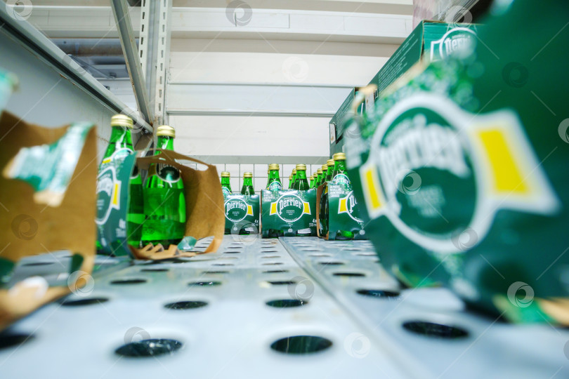 Скачать Тюмень, Россия-01 февраля 2025 года: Perrier - это марка минеральной воды из источника во французской деревне фотосток Ozero