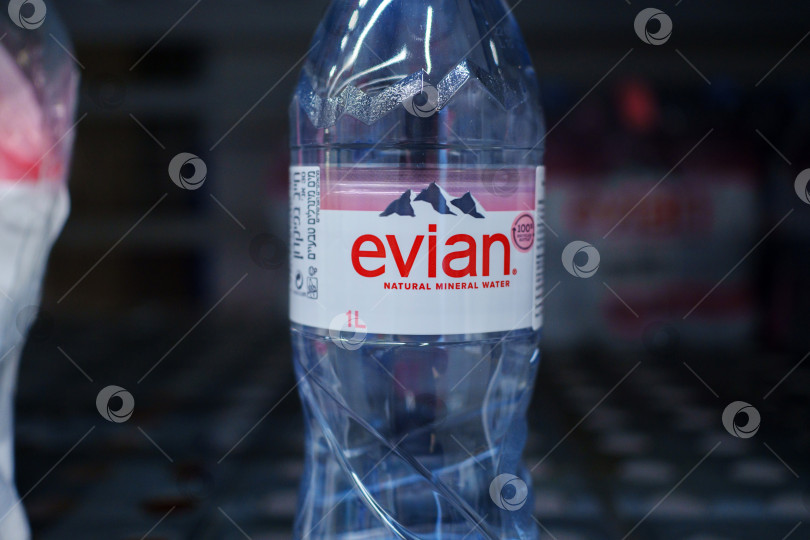 Скачать Тюмень, Россия -22 мая 2025 года: Природная минеральная вода Evian на древесине. сделано во Франции фотосток Ozero