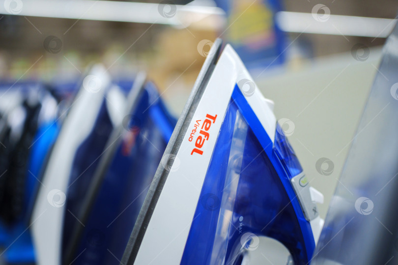 Скачать Тюмень, Россия-22 мая 2025 г.: Паровой утюг Tefal синего цвета с логотипом от компании design and efficient features для дома фотосток Ozero