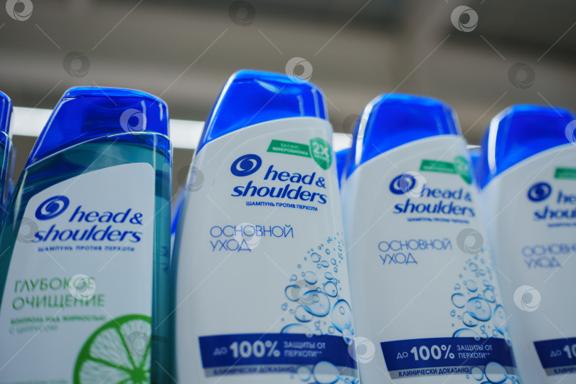 Скачать Тюмень, Россия - 22 мая 2025 года: На выставке Head and shoulders представлен ассортимент флаконов, предназначенных для ухода за волосами и гигиены. фотосток Ozero