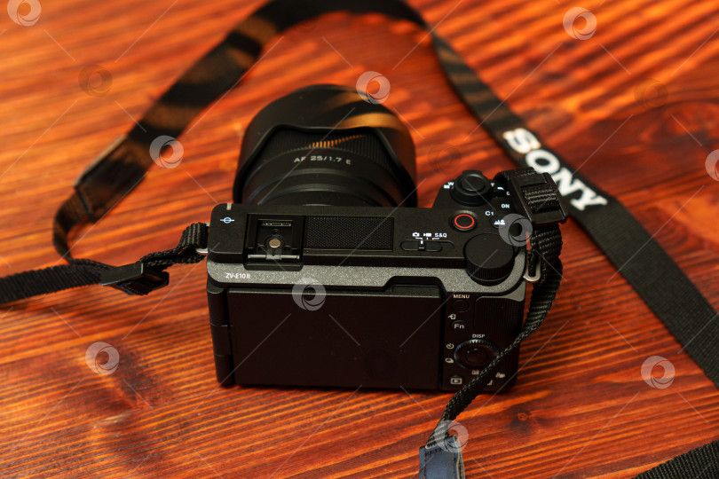 Скачать Тюмень, Россия-01 мая 2025 года: Sony Alpha ZV-E10 II - APS-C фотосток Ozero