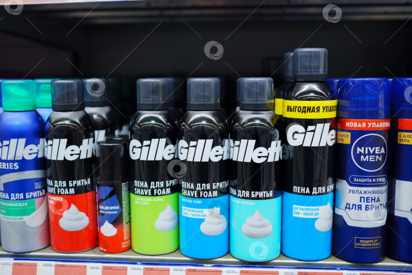 Скачать Тюмень, Россия - 22 мая 2025 года: Продукция Gillette с пеной для бритья выставлена на полке в розничном магазине фотосток Ozero