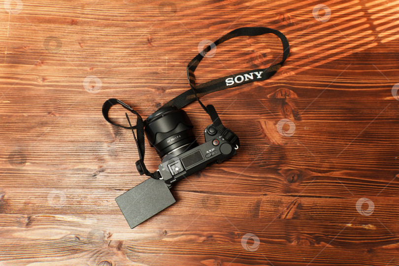 Скачать Тюмень, Россия-01 мая 2025 года: Sony Alpha ZV-E10 II - APS-C фотосток Ozero