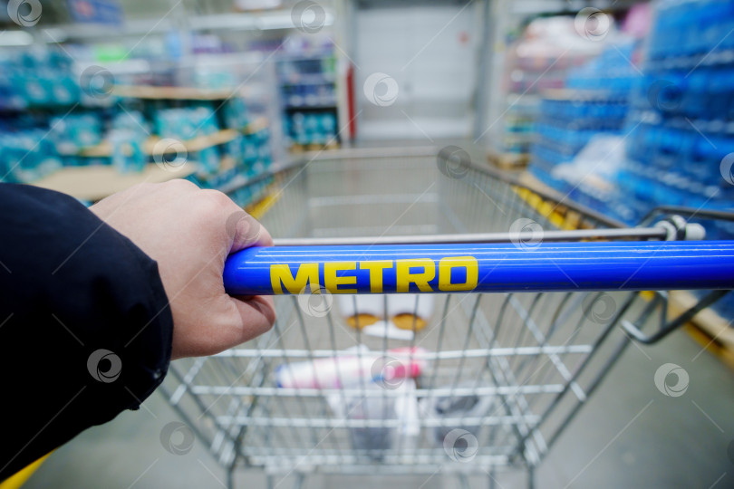 Скачать Тюмень, Россия -01 февраля 2025 года: Магазин Metro Cash and Carry, логотип. Выборочный подход фотосток Ozero