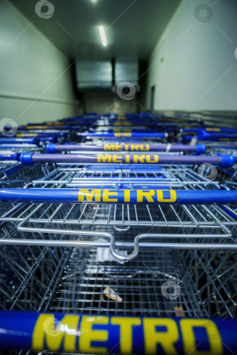 Скачать Тюмень, Россия -01 февраля 2025 года: Магазин Metro Cash and Carry, логотип. Выборочный подход фотосток Ozero