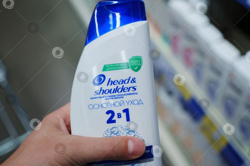 Скачать Тюмень, Россия - 22 мая 2025 года: На выставке Head and shoulders представлен ассортимент флаконов, предназначенных для ухода за волосами и гигиены. фотосток Ozero