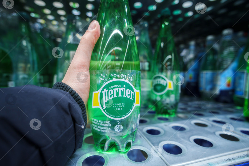 Скачать Тюмень, Россия-01 февраля 2025 года: Бутылка газированной природной минеральной воды Perrier. фотосток Ozero