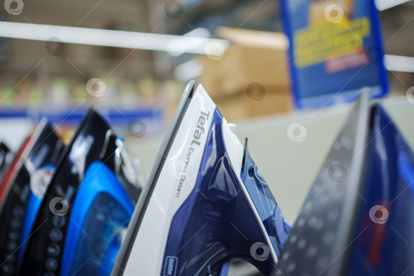 Скачать Тюмень, Россия-22 мая 2025 г.: Паровой утюг Tefal синего цвета с логотипом от компании design and efficient features для дома фотосток Ozero