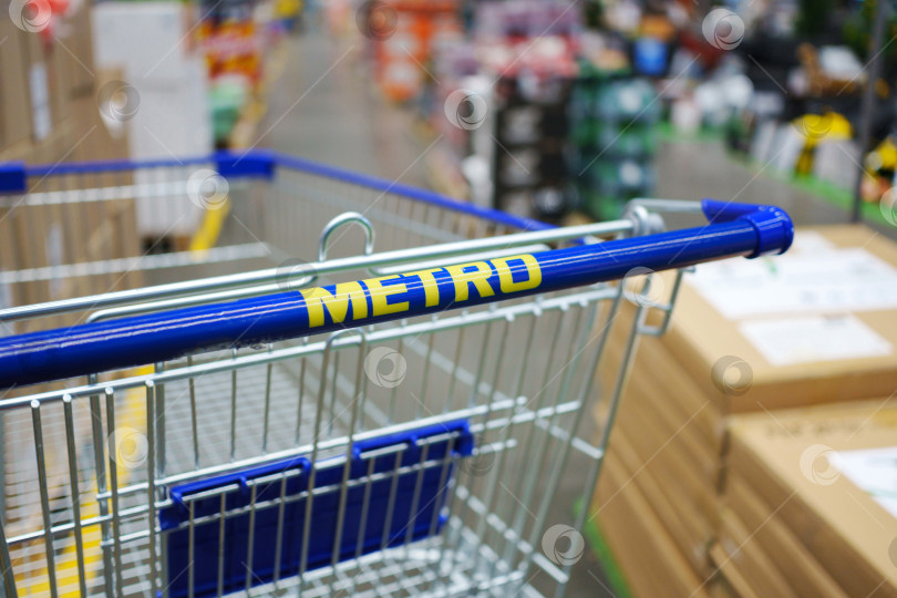 Скачать Тюмень, Россия - 22 мая 2025 года: Магазин Metro Cash and Carry, логотип. Выборочный показ фотосток Ozero