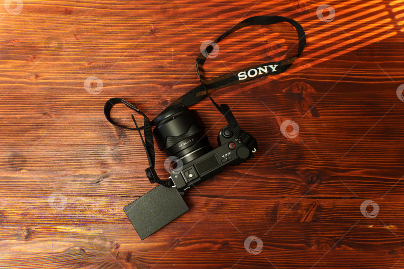Скачать Тюмень, Россия-01 мая 2025 года: Новая камера Sony Alpha ZV-E10 II - APS-C на деревянном столе. фотосток Ozero