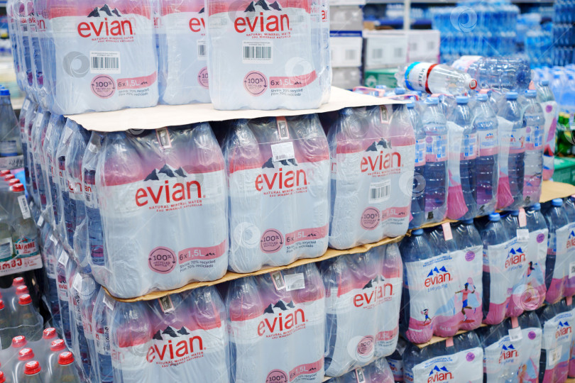 Скачать Тюмень, Россия -22 мая 2025 года: Натуральная минеральная вода Evian в торговом магазине фотосток Ozero