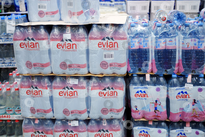 Скачать Тюмень, Россия-22 мая 2025 года: Напиток Evian bottle water на полках в супермаркете фотосток Ozero