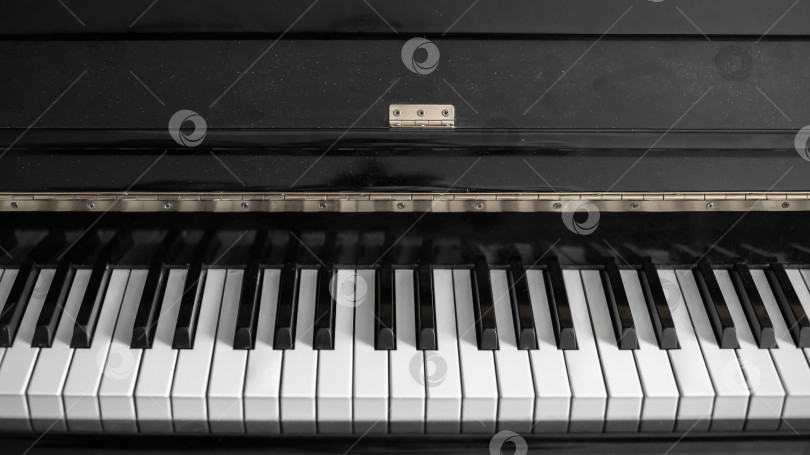 Скачать Крупный план клавиатуры черного пианино фотосток Ozero