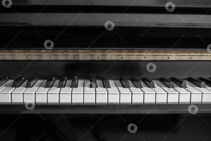 Скачать Крупный план клавиатуры черного пианино фотосток Ozero