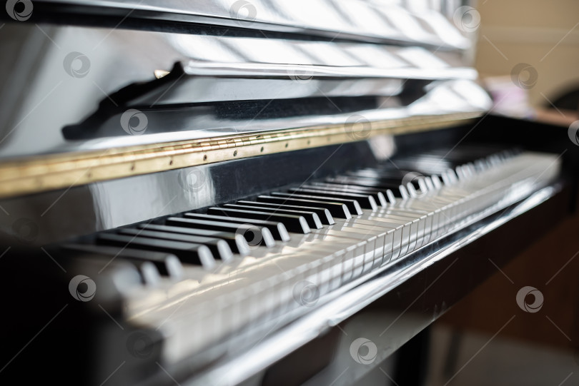 Скачать Крупный план клавиатуры черного пианино фотосток Ozero