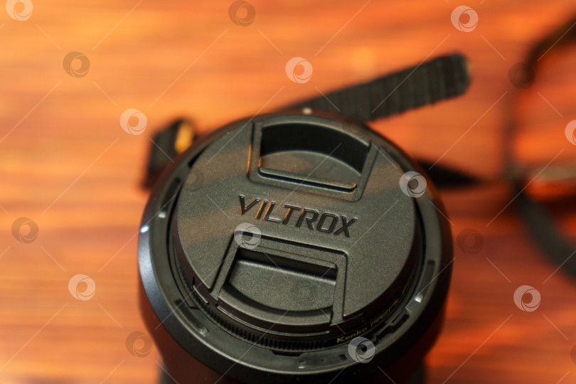 Скачать Тюмень, Россия-01 мая 2025 года: Логотип Viltrox 27 1.7, автофокус фотосток Ozero