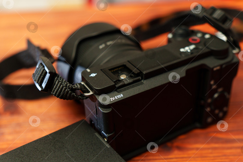 Скачать Тюмень, Россия-01 мая 2025 года: Sony Alpha ZV-E10 II - APS-C фотосток Ozero