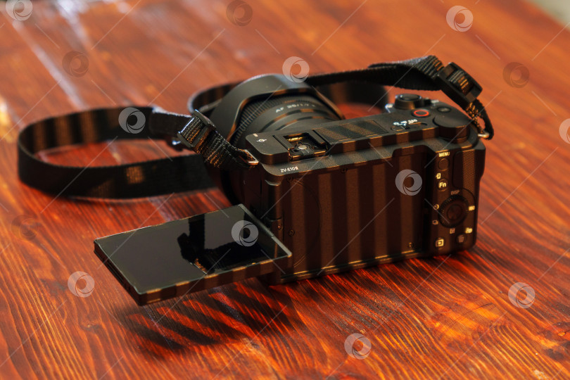 Скачать Тюмень, Россия-01 мая 2025 года: Новая камера Sony Alpha ZV-E10 II - APS-C на деревянном столе. фотосток Ozero