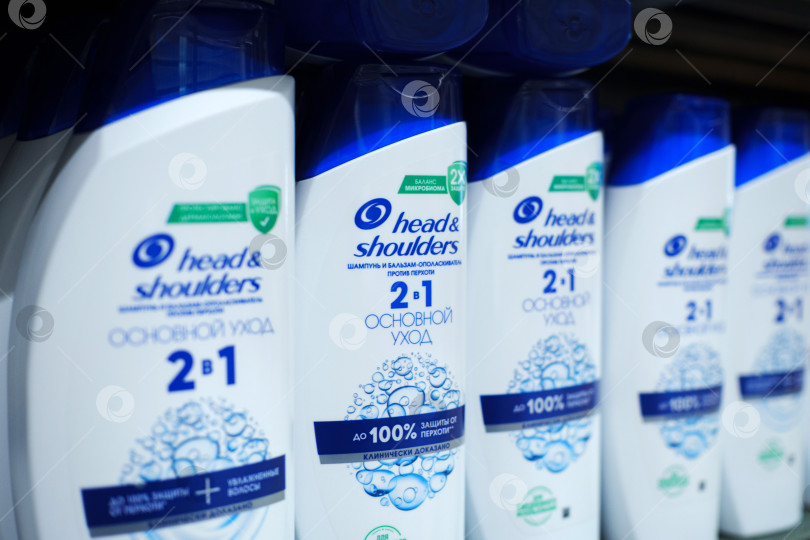 Скачать Тюмень, Россия - 22 мая 2025 года: На выставке Head and shoulders представлен ассортимент флаконов, предназначенных для ухода за волосами и гигиены. фотосток Ozero