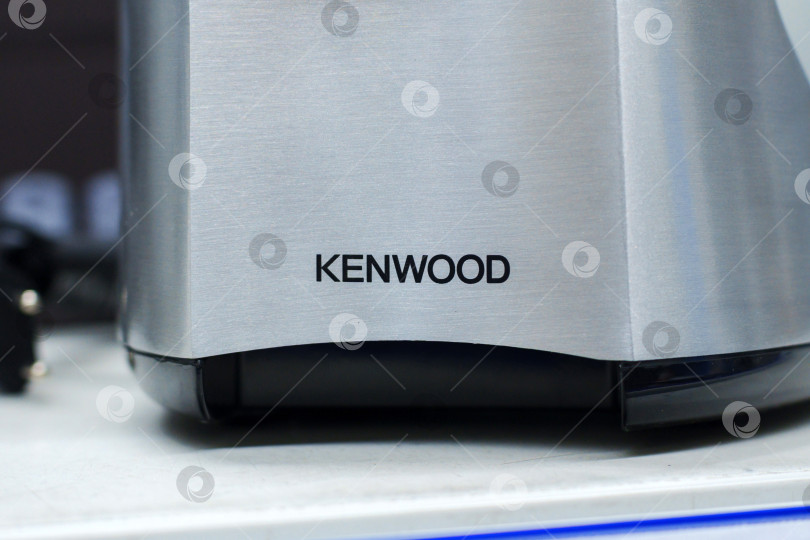 Скачать Тюмень, Россия - 22 мая 2025 г.: Представлена кухонная техника Kenwood с панелью управления и различными настройками мощности. фотосток Ozero